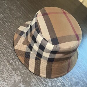 Burberry bucket hat size L
